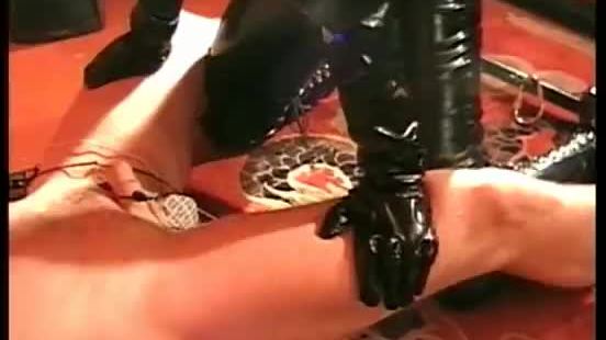 Dominitrax elektro shocked the cock of a tied slave